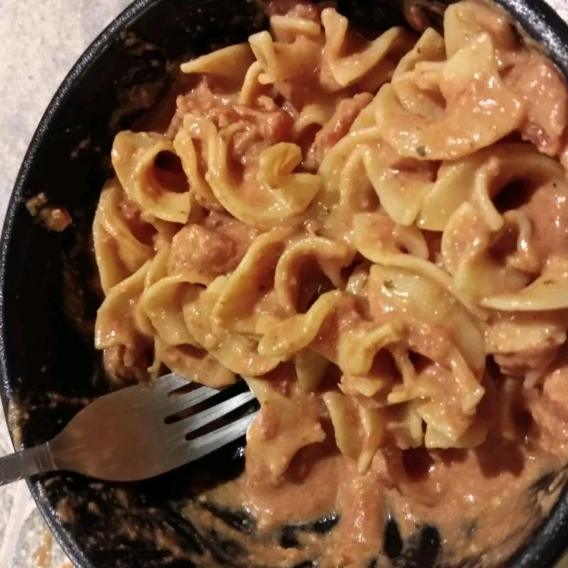 Macarrão com Presunto em Molho de Tomate Cremoso
