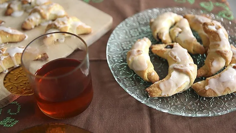Rogaliki (Crescentes Recheados de Geleia polonesa)