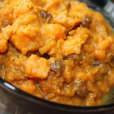Batata doce marroquina e salada de passas