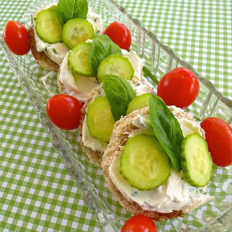 Sanduíches de chá com manjericão e pepino da Christa