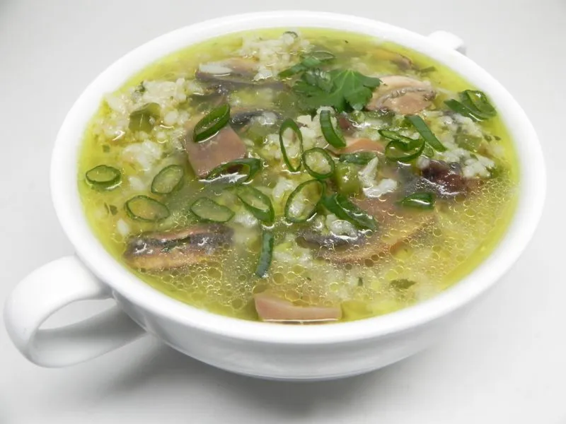 Sopa de arroz mexicana com cogumelos