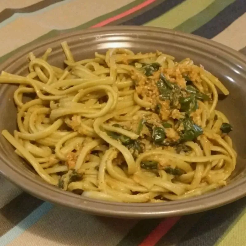 Alho Scape Pesto em Linguine de Espinafre