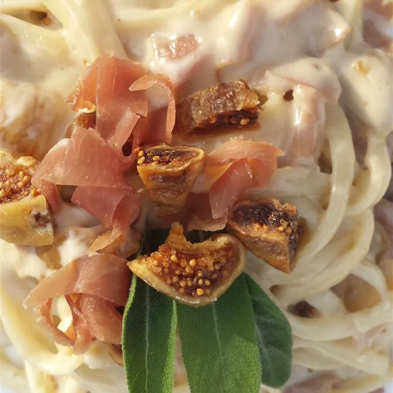 Fettuccine Alfredo com Figos e Presunto