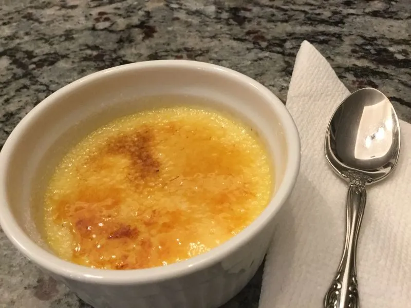 Instant Pot & Sobremesa com uma crosta de acucar queimado por um macarico