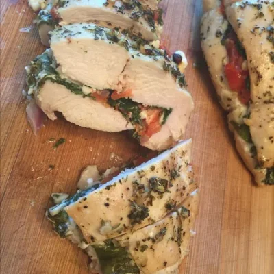 Peito de Frango Recheado Grego com Molho de Limão