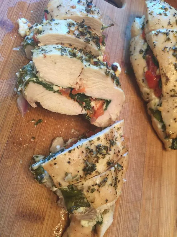 Peito de Frango Recheado Grego com Molho de Limão
