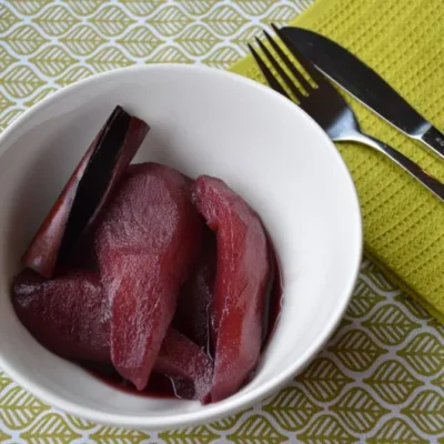 Stoofperen encontrou Rode Wijn (peras escaldadas com vinho tinto)