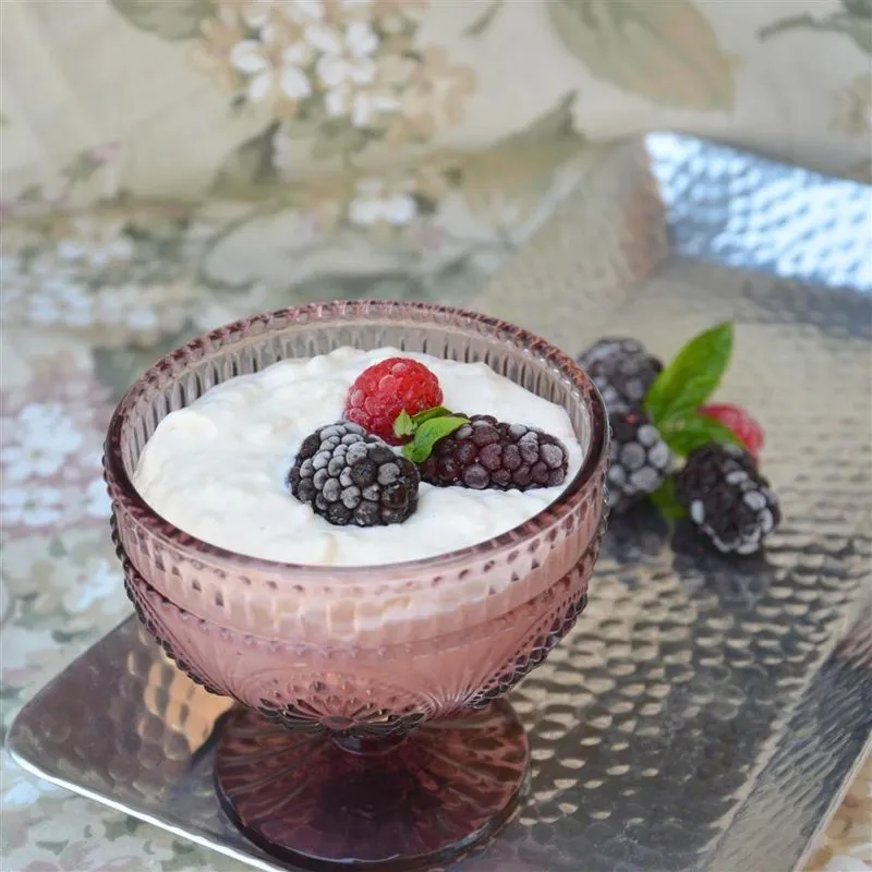 Kalter Milchreis mit Brombeeren (pudim de arroz frio com amoras)