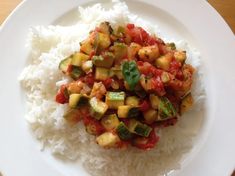 Acompanhamento fácil de abobrinha com tomate