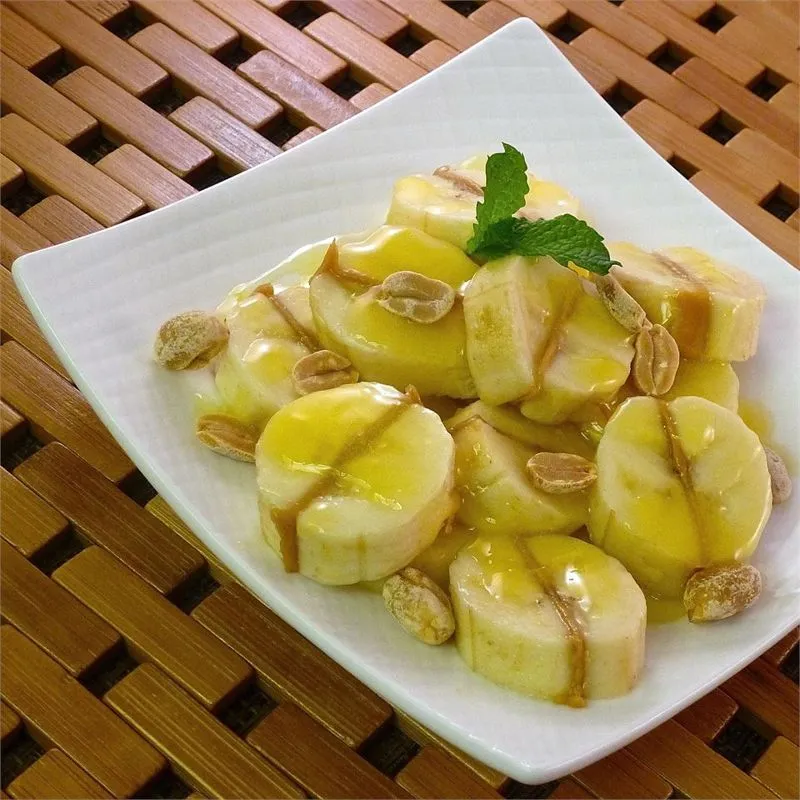 Bananas e molho de manteiga de amendoim