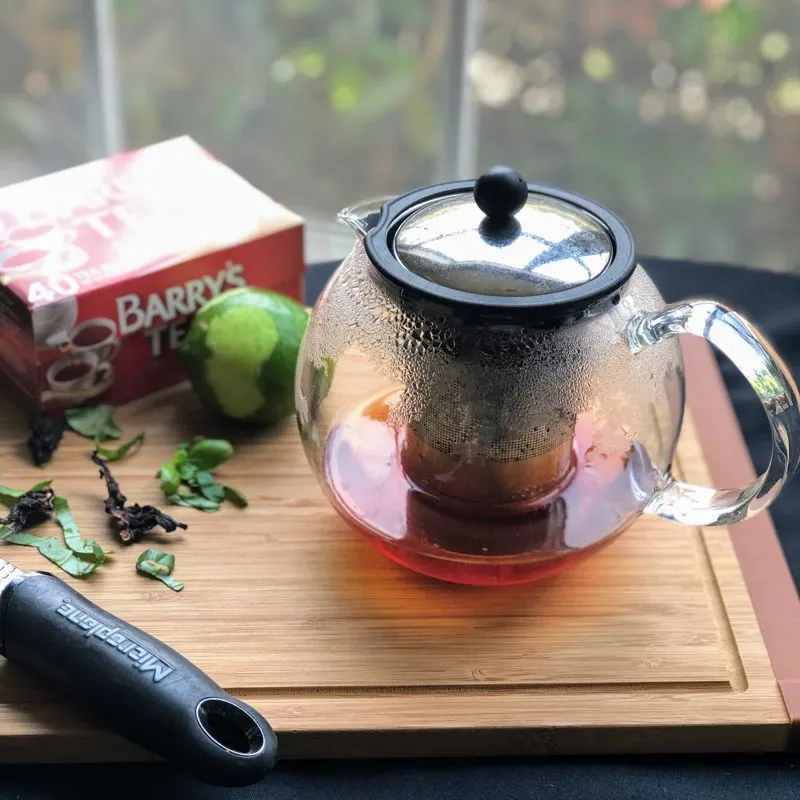 Chá de manjericão com hibisco