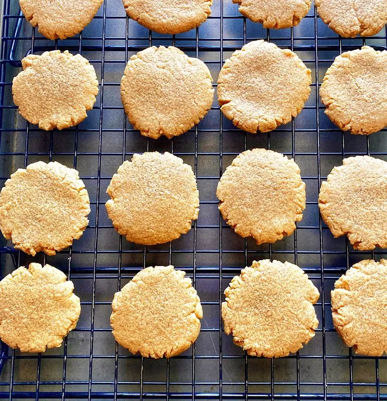 Cookies de manteiga de amendoim embalados com proteína