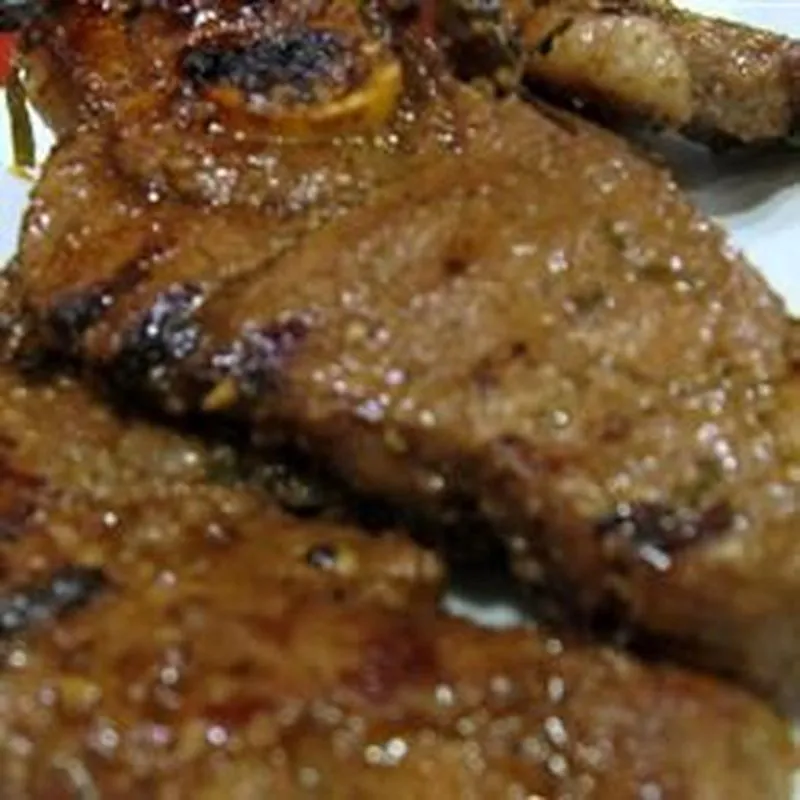 Costeletas de borrego grelhadas com manjericão
