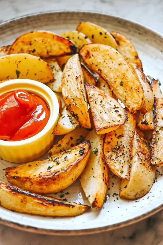 Fatias de batata com limão e alho assado
