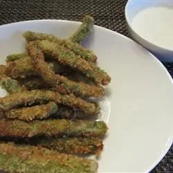 Feijão verde crocante com molho de raiz-forte-wasabi