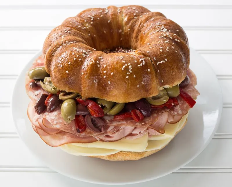 Bundt gigante & Sanduiche muffuletta