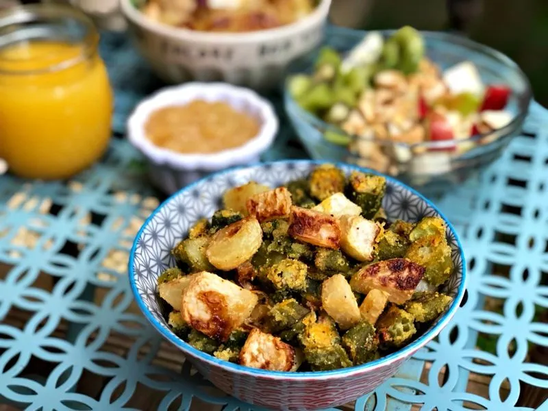 Hash de café da manhã vegan de quiabo e couve-rábano