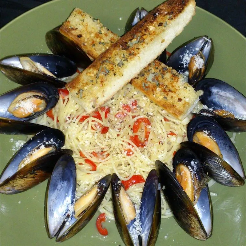 Macarrão de cabelo de anjo com mexilhões da Flórida em molho de manteiga de vinho branco