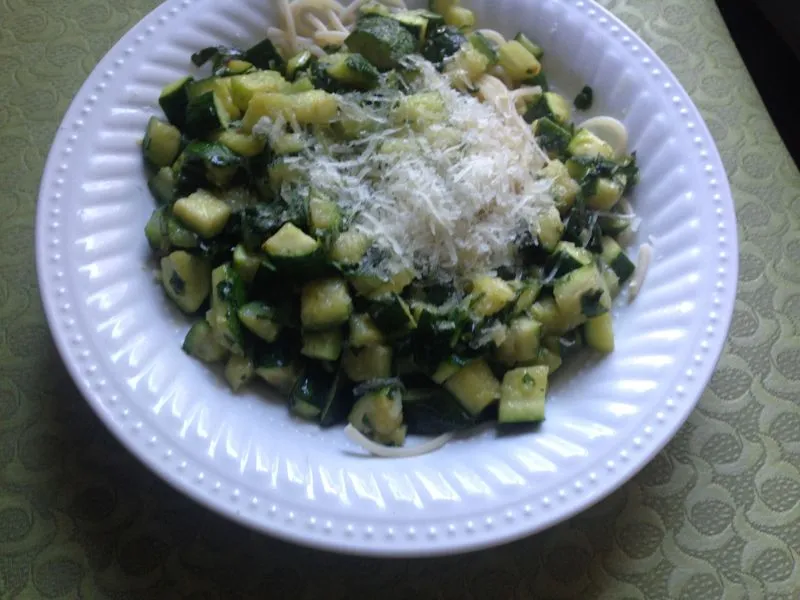 Macarrão Vegetariano Rápido com Abobrinha e Abóbora Amarela