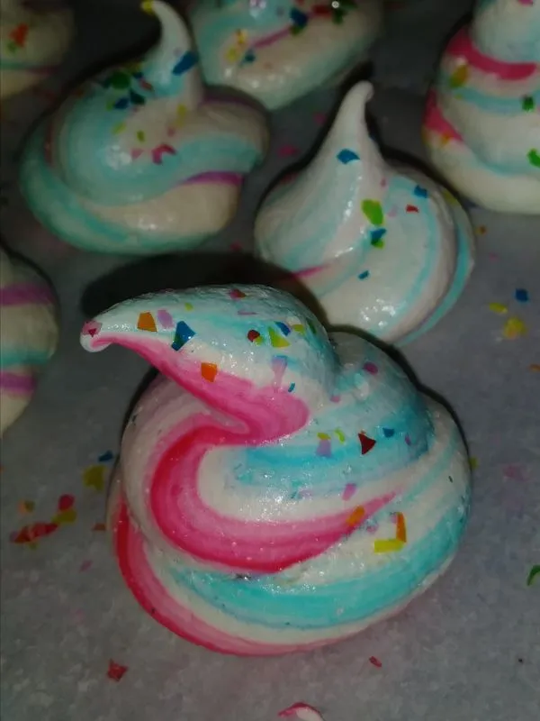 Merengues de cocô de unicórnio mágico