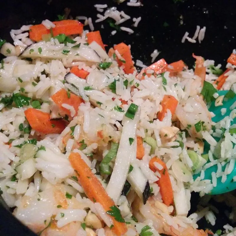 Salada de Arroz Namasu com Rabanete Daikon em Conserva e Cenouras