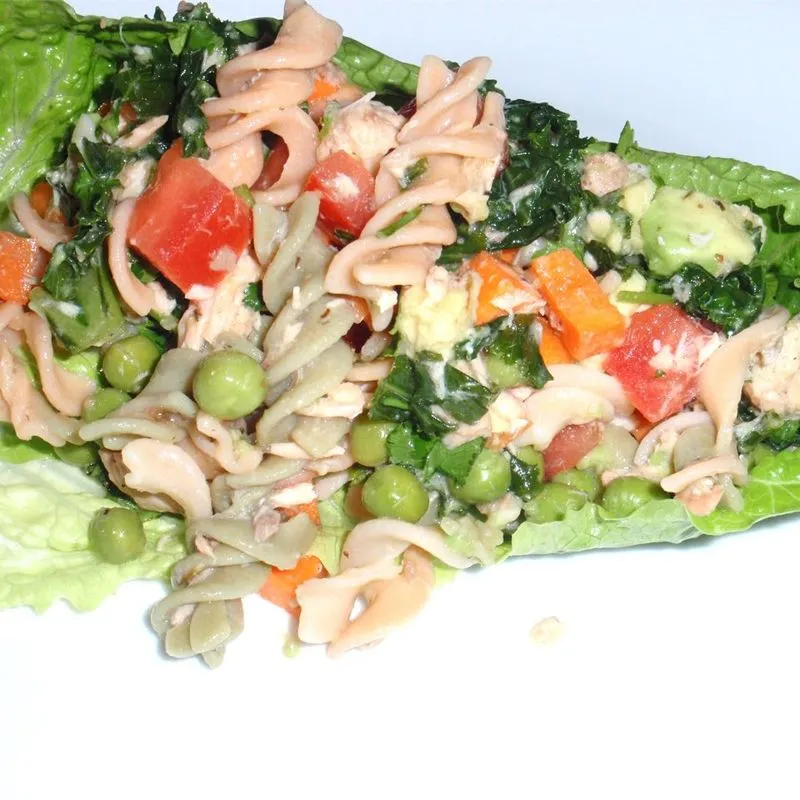Salada fácil de macarrão com arroz integral de salmão
