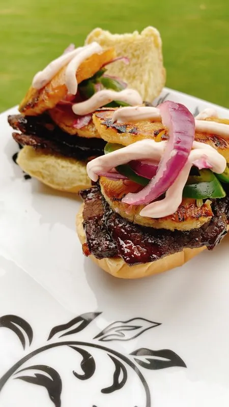 Sliders de carne havaiana com molho de creme Sriracha