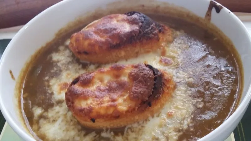 Sopa de cebola francesa com caldo de carne caseiro