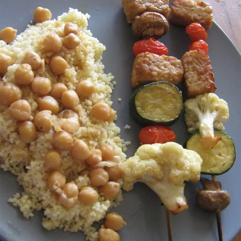 Tempeh Kabobs com Cuscuz Marroquino