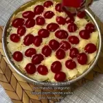 Porção individual de batata recheada proteica servida no prato com queijo gratinado.